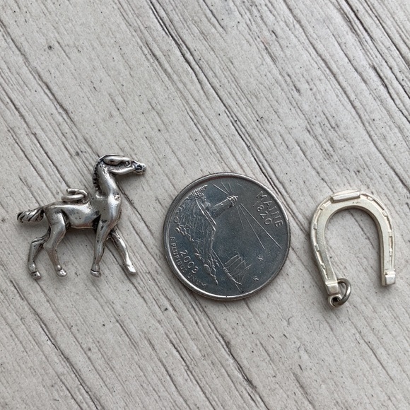 Sterling horse and horseshoe charms - Picture 3 of 4